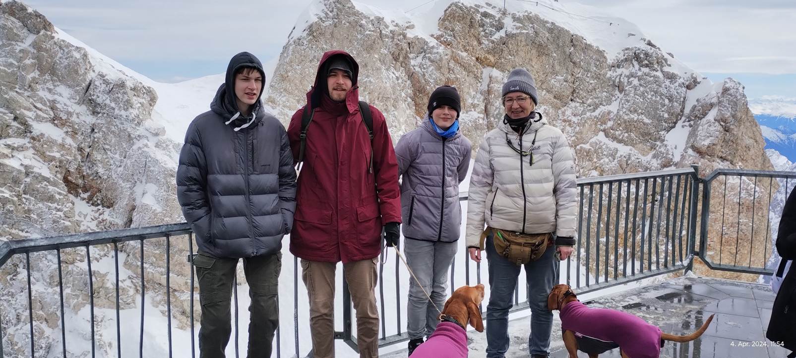 Ein Bild, das drau�en, Kleidung, Person, Himmel enth�lt.

KI-generierte Inhalte k�nnen fehlerhaft sein.